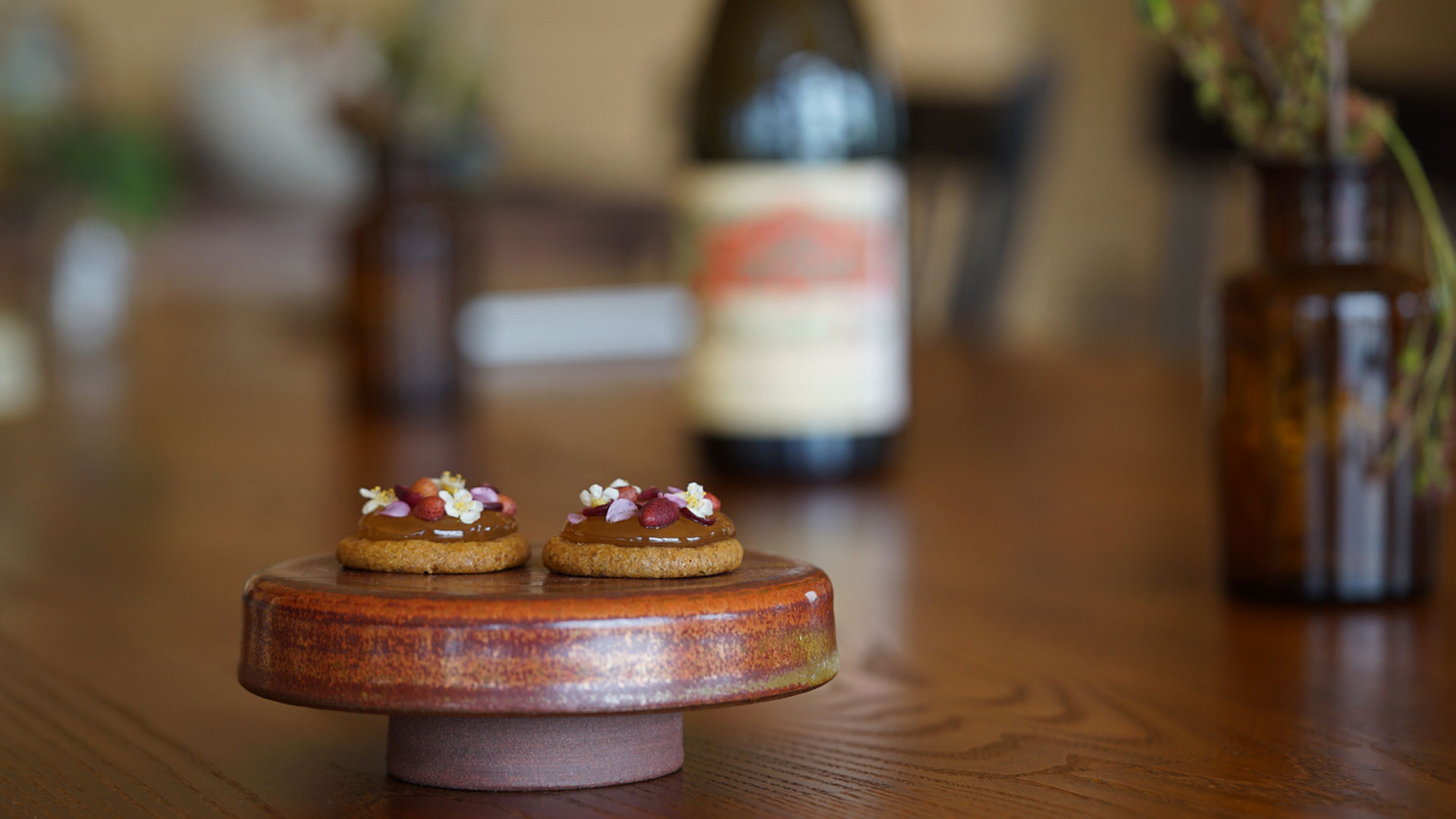 Our story of Table doucet, showing a honey cookie